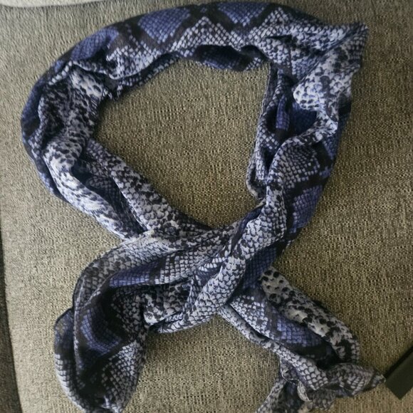 Gorgeous infinity royal blue black snakeskin lightweight Geometric Boho scarf - Picture 3 of 7